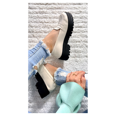 Mocassim Feminino Tratorado Off White Elegância Conforto Autêntico