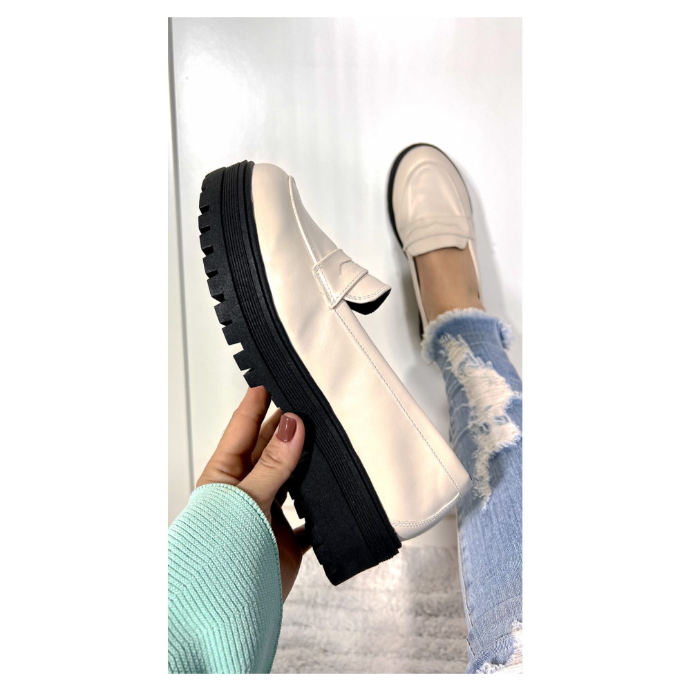 Mocassim Feminino Tratorado Off White Elegância Conforto Autêntico