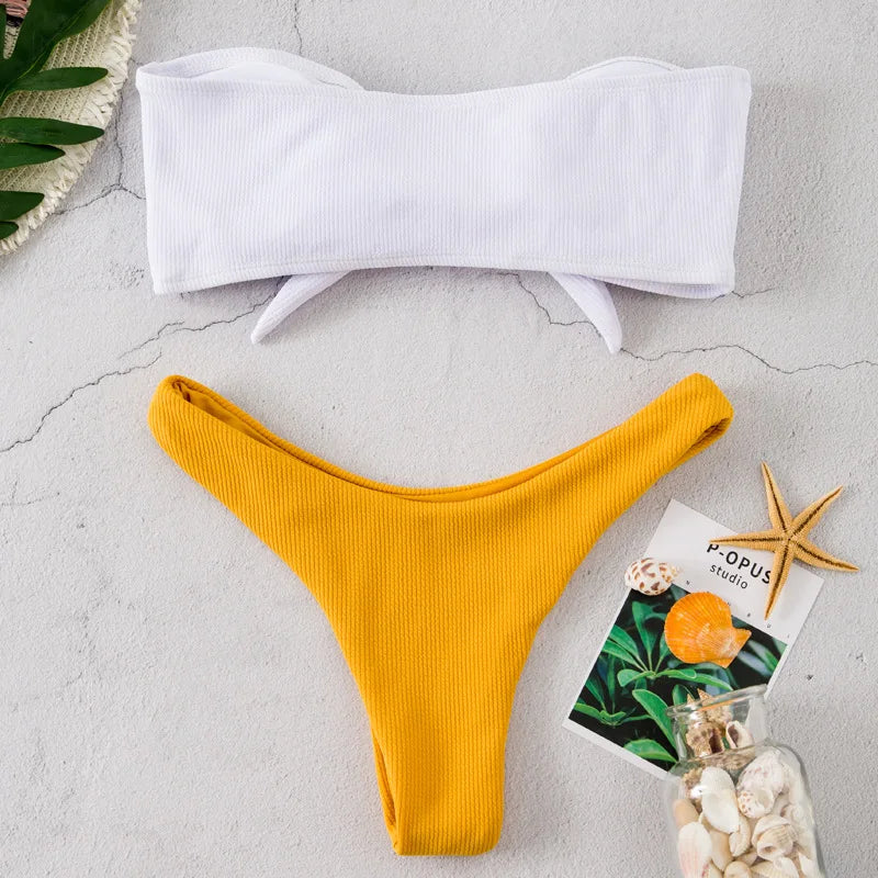 Biquíni Branco e Amarelo Para um Verão Radiante!