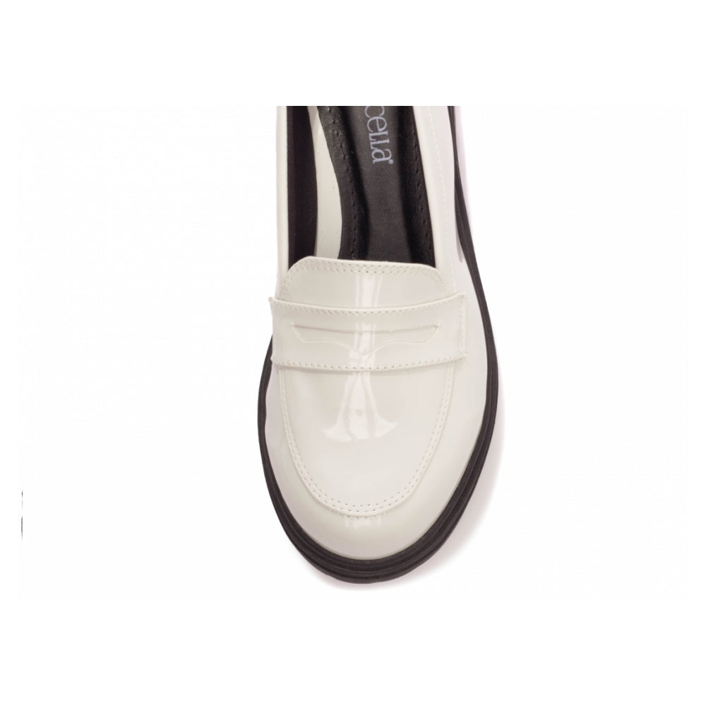 Mocassim Feminino Tratorado Verniz Off White Brilho Sofisticação Conforto